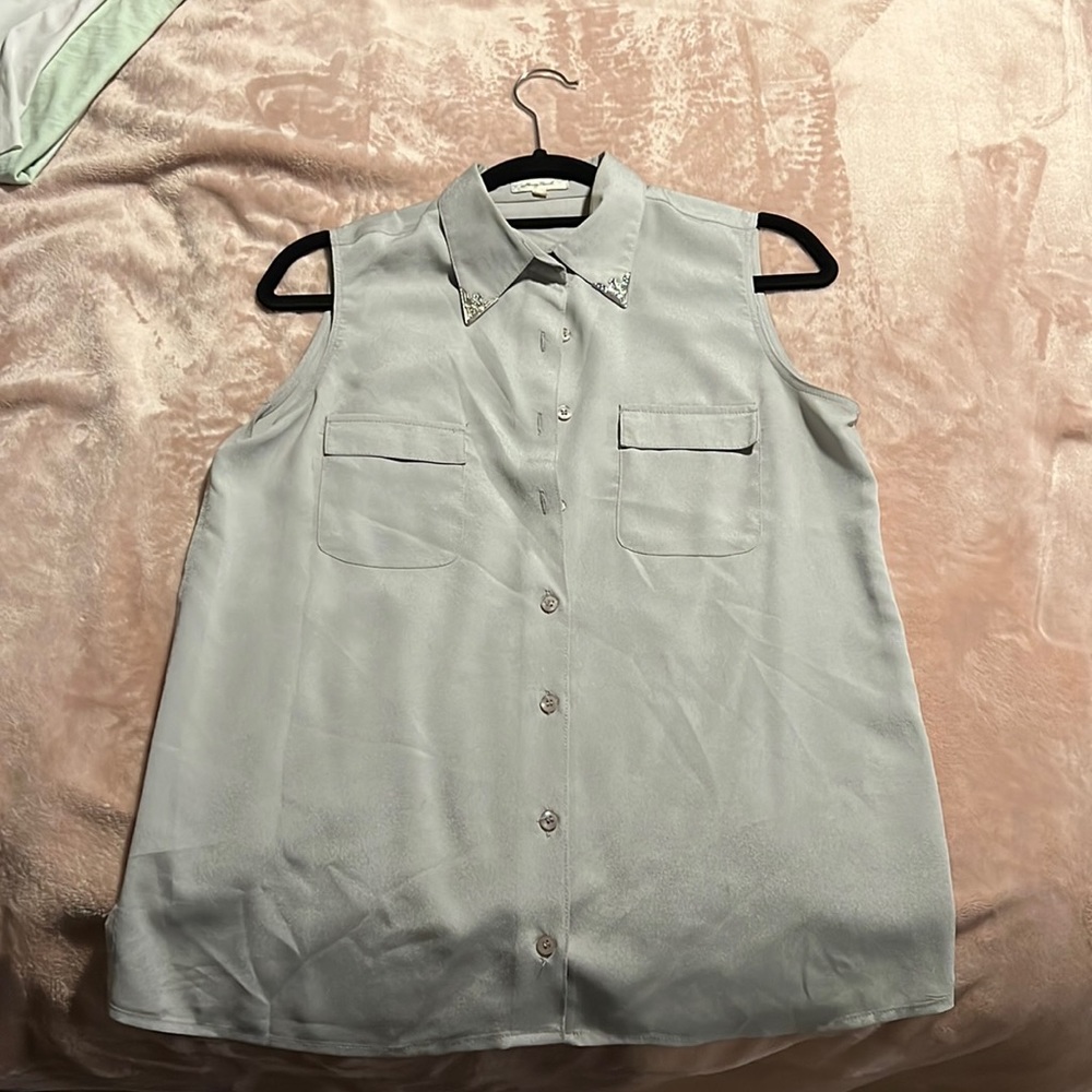 Gray sleeveless button down with silver tips on collar